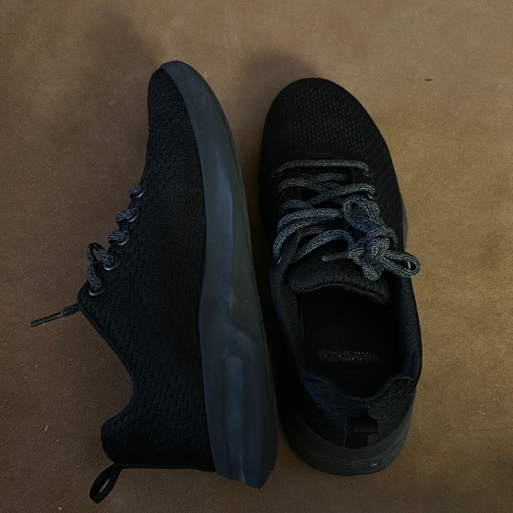 Black tennis shoes